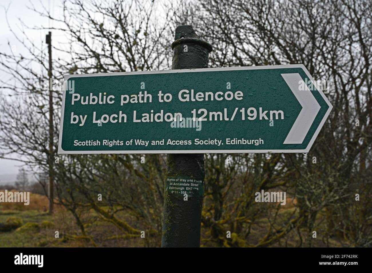 Rannoch Station, Schottland, UK - April 4 2021: Schild - Öffentlicher Weg nach Glencoe am Loch Laidon. Schottische Zugangsrechte. Bezeichnet einen Pfad über Rannoch Moor Stockfoto