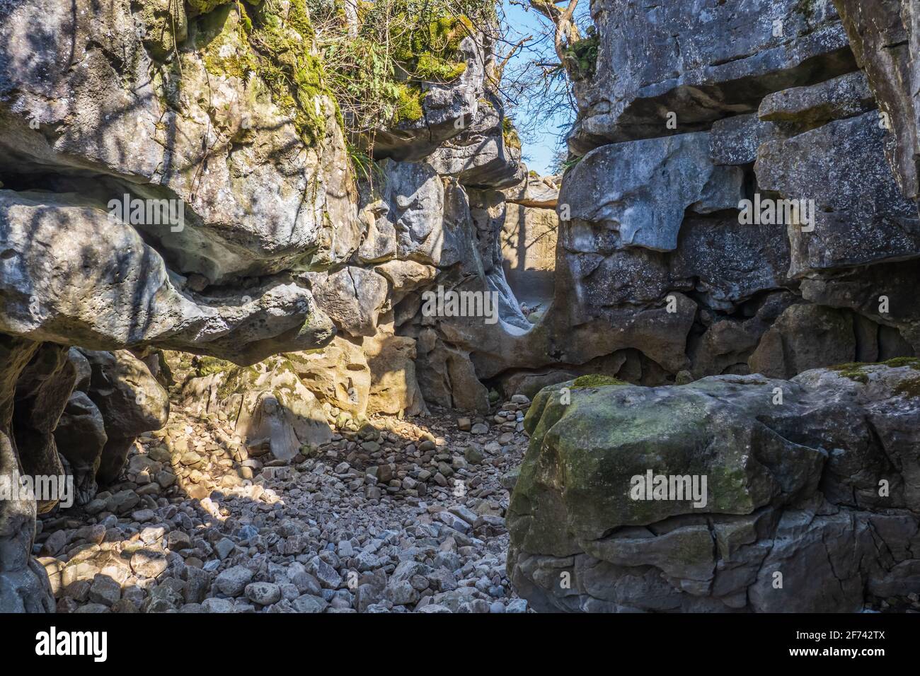 Das Hotel liegt hoch auf dem Casterton Fell am westlichen Ende des Yorkshire Dales National Park und das Tor zum Ease Gill and Three Counties System. Stockfoto