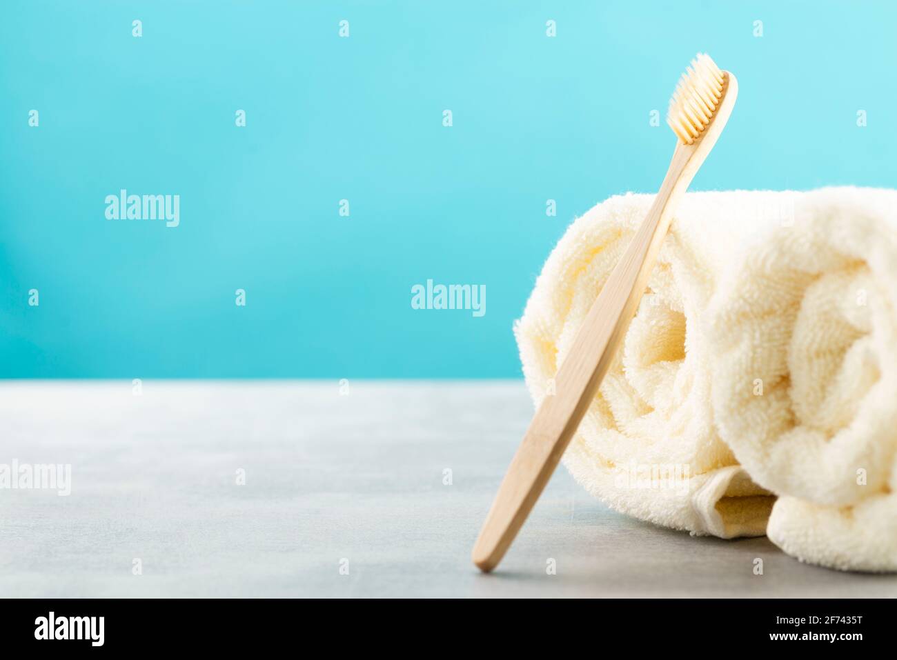 Bambuszahnbürste, weißes Baumwolltuch im Badezimmer. Biologisch abbaubare Körperpflegeprodukte. Kein Kunststoffkonzept Stockfoto