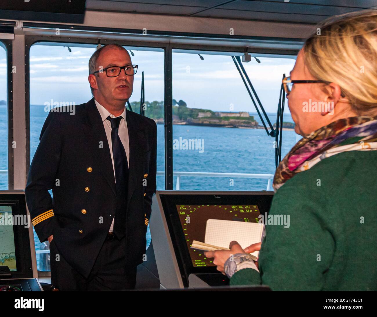 Der Kapitän der Armorique Erwan Fournis auf der Navigation Brücke mit der Journalistin Angela Berg Stockfoto