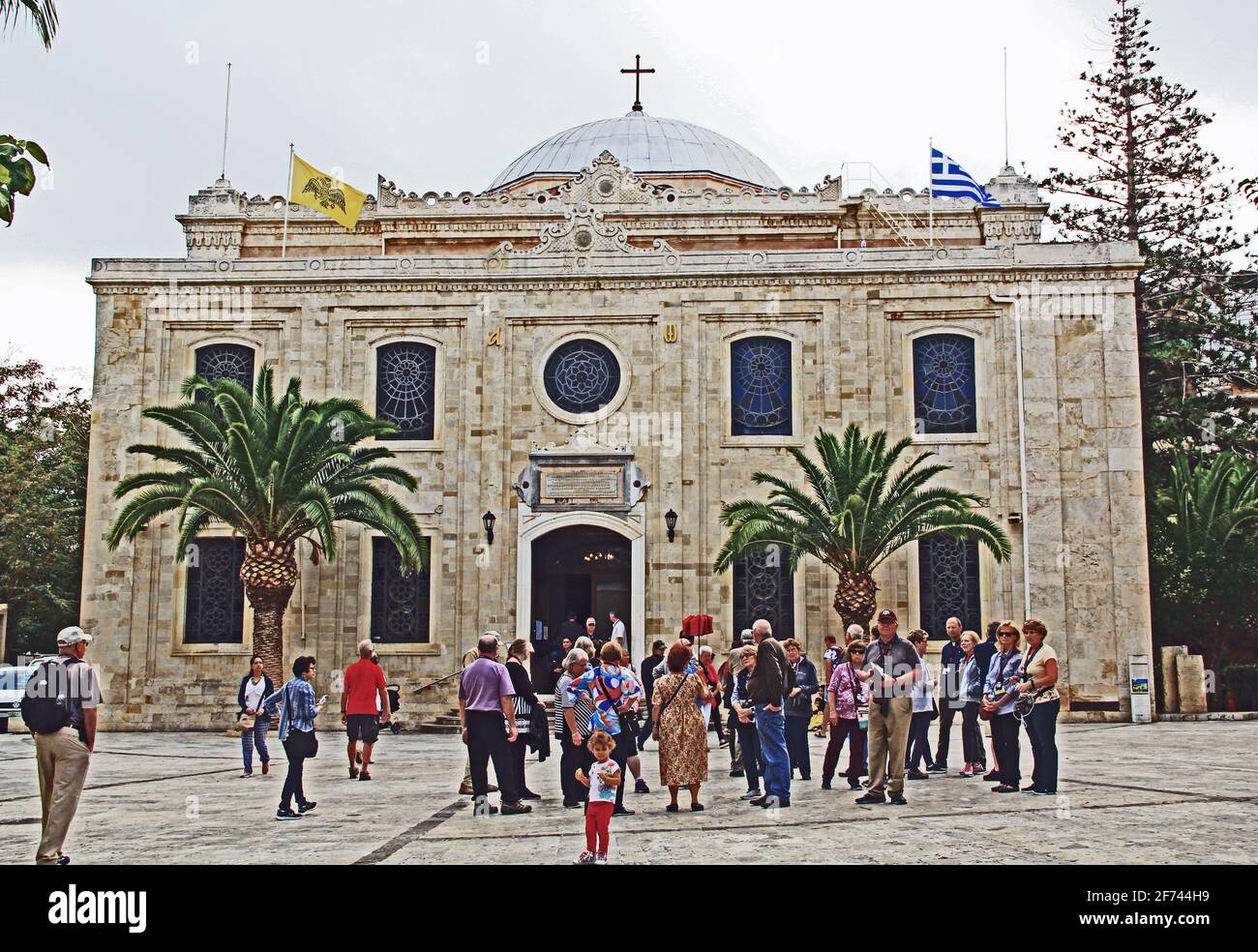 Touristen vor der Kirche von Ayios Titos in Heraklion, Kreta, Griechenland. Stockfoto