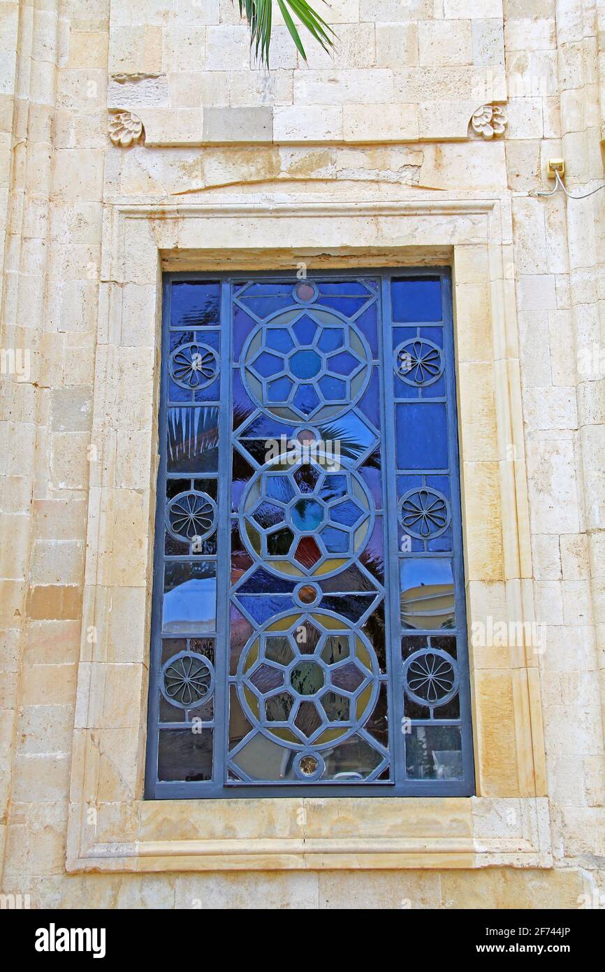 Buntglasfenster auf der Kirche von Ayios Titos in Heraklion, Kreta, Griechenland. Stockfoto