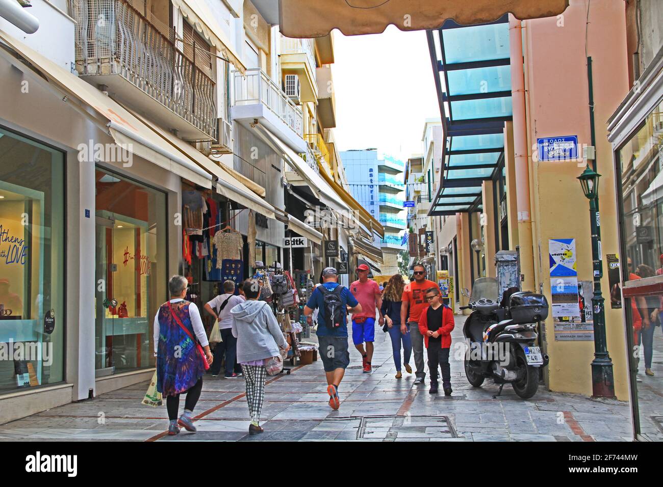 Touristen, die auf einer Straße in Heraklion, Kreta, Griechenland, spazieren gehen Stockfoto