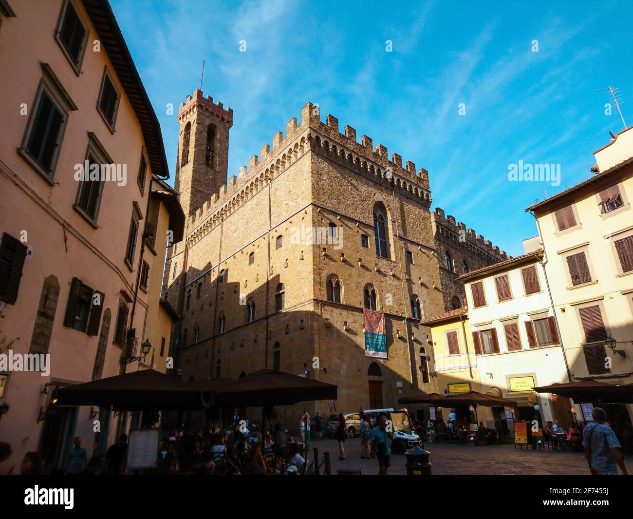 Florenz, Italien - 12. August 2019: Nationalmuseum Bargello in einem Steinpalast aus dem 13. Jahrhundert. Blick auf die sonnigen historischen italienischen Straßen Stockfoto