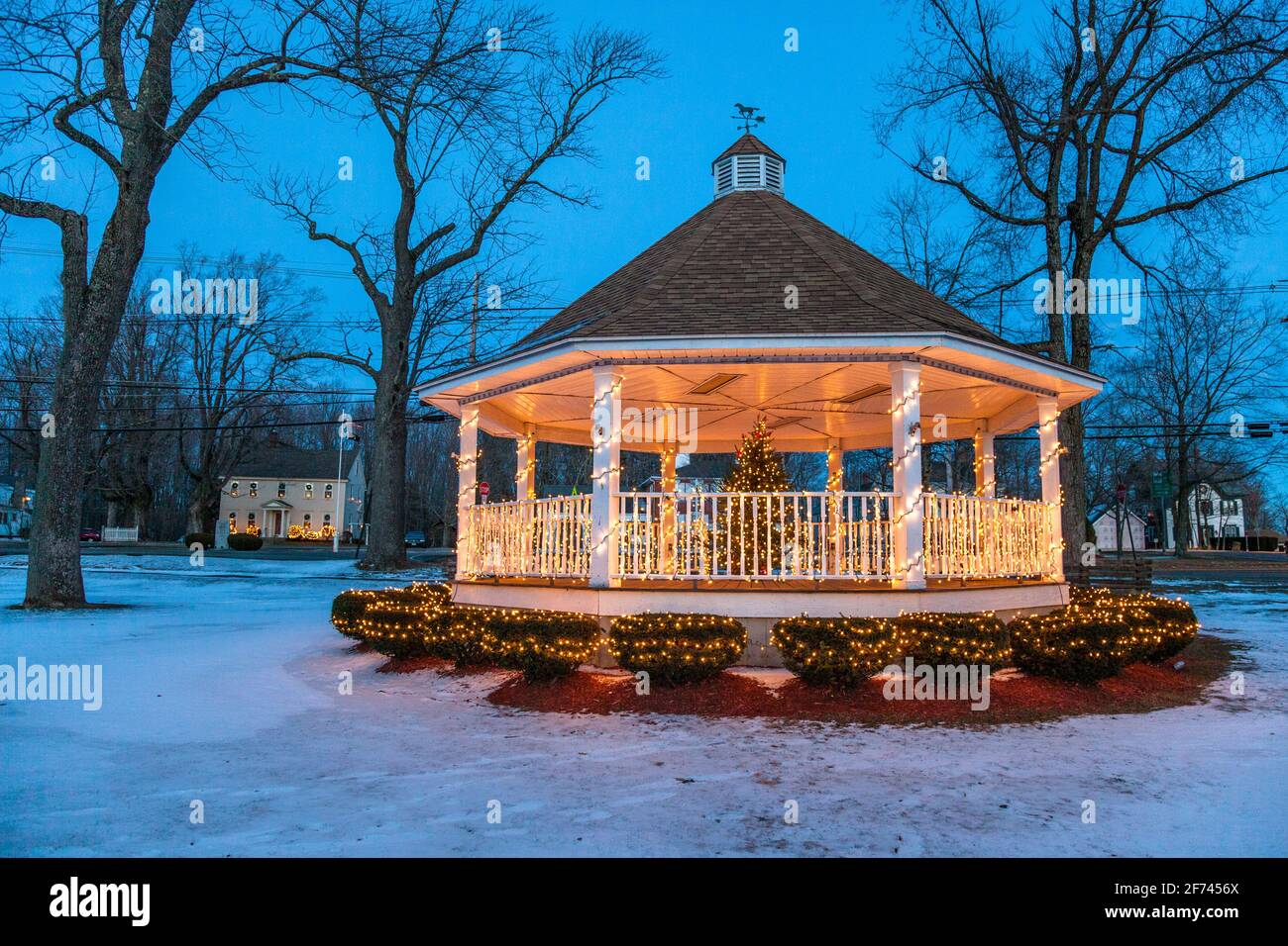 Der Bandstand auf dem Common in Templeton, Massachusetts, wurde zu Weihnachten dekoriert Stockfoto