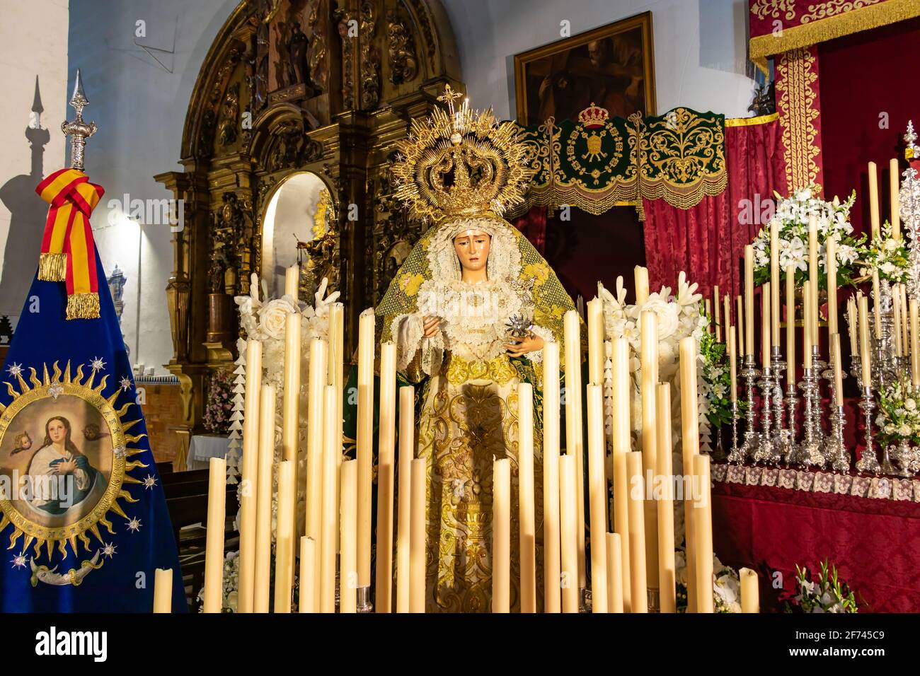 Huelva, Spanien - 1. April 2021: Die Prozession der Muttergottes von Golgatha der Parroquia Mayor de San Pedro de Huelva wurde anlässlich der Karwoche ausgestellt Stockfoto