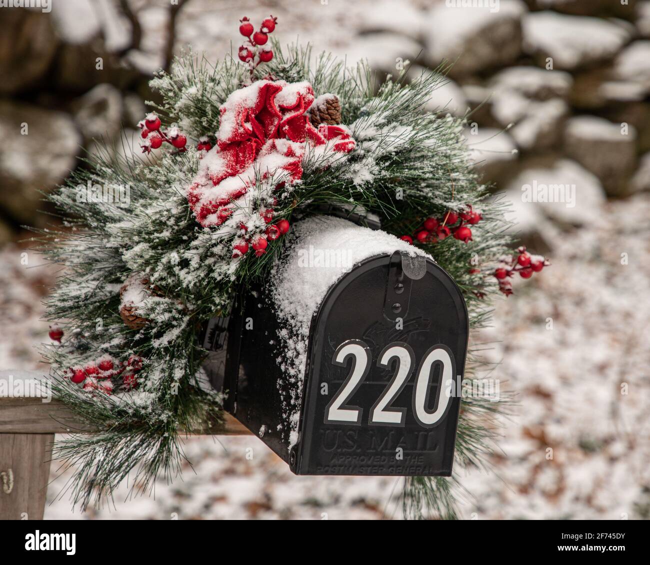 Ein Briefkasten auf dem Land, der zu Weihnachten geschmückt ist  Stockfotografie - Alamy