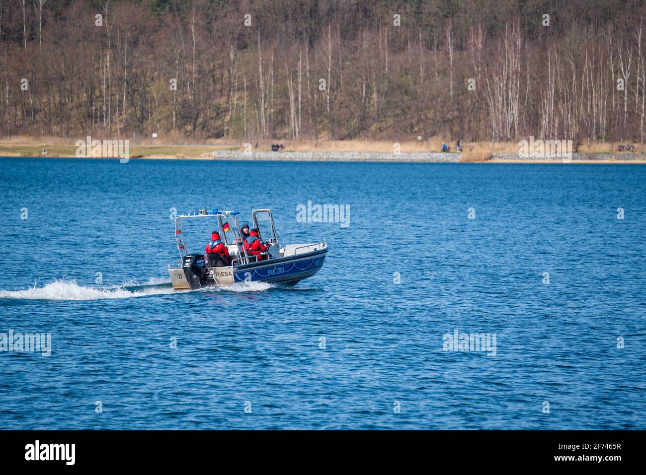 Das kleine Einsatzboot AL MRB 55 BK, Polizeiboot WSP 14 der Wasserschutzpolizei (WSP), Boot mit Trailern der Polizei Sachsen, 'RIESA' und 'D' am Heck, Stockfoto