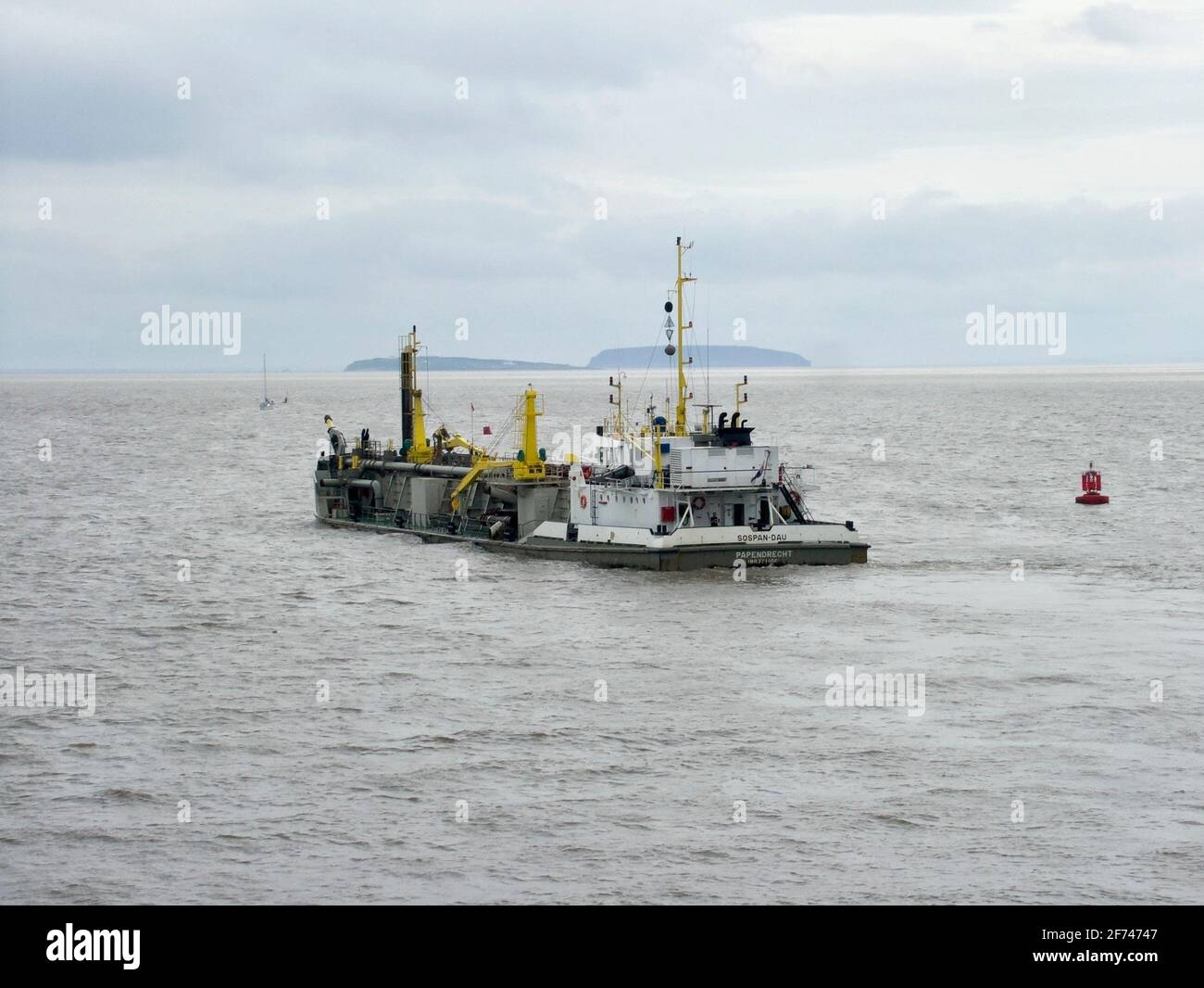 Sospan dau ein Hopper-Baggerschiff verlässt die Staumauer der Cardiff Bay in der Severn-Mündung an der Küste von Wales, Großbritannien. Walisische Küste Stockfoto