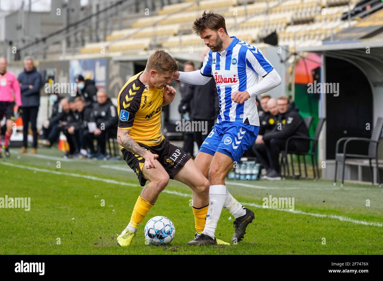 Horsens, Dänemark. April 2021. Jorgen Skjelvik (16) von ob und Jacob Buus (15) von AC Horsens beim 3F Superliga-Spiel zwischen AC Horsens und Odense Boldklub in der Casa Arena in Horsens. (Foto: Gonzales Photo/Alamy Live News Stockfoto