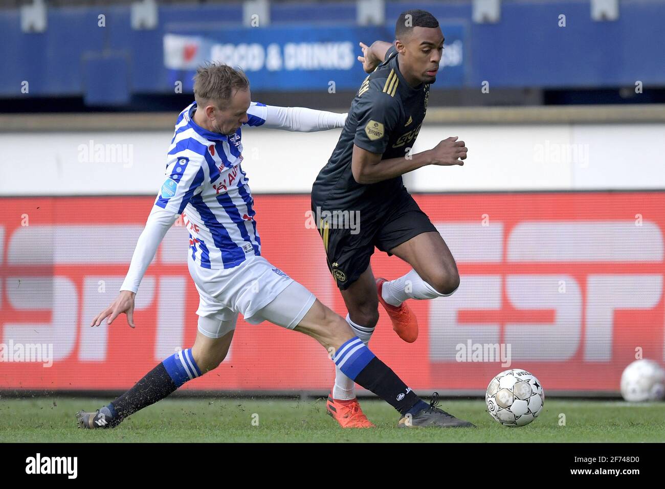 HEERENVEEN, NIEDERLANDE - 4. APRIL: Siem de Jong vom SC Heerenveen, Ryan Gravenberch von Ajax während des niederländischen Eredivisie-Spiels zwischen dem SC Heerenveen und Stockfoto