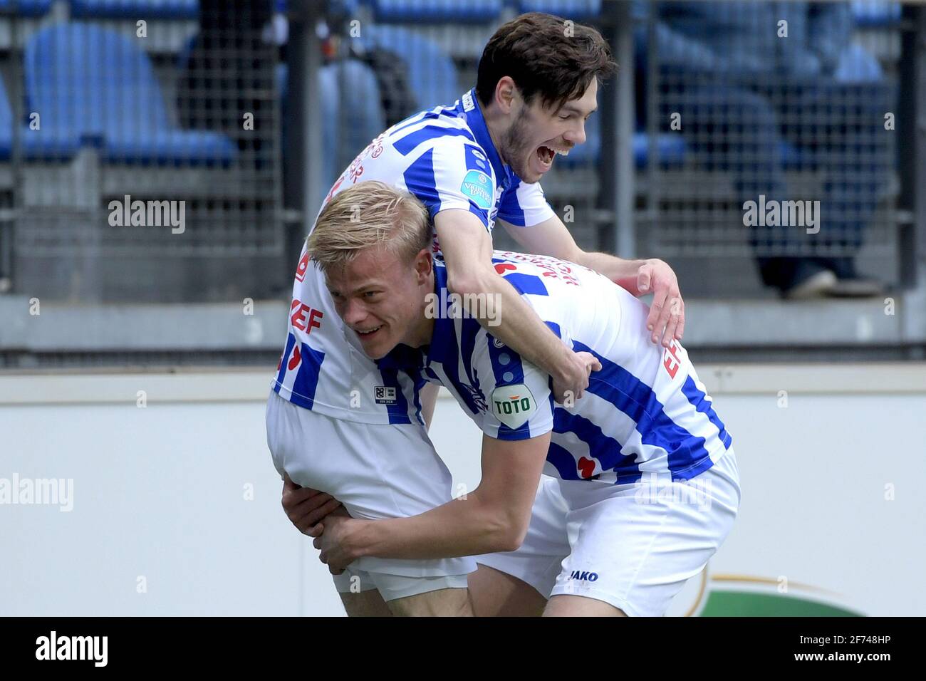 , - 4. APRIL: Feiern Sie Mitchell van Bergen vom SC Heerenveen, Jan Paul van Hecke vom SC Heerenveen während des Spiels zwischen und AT am 4. April 2021 Stockfoto