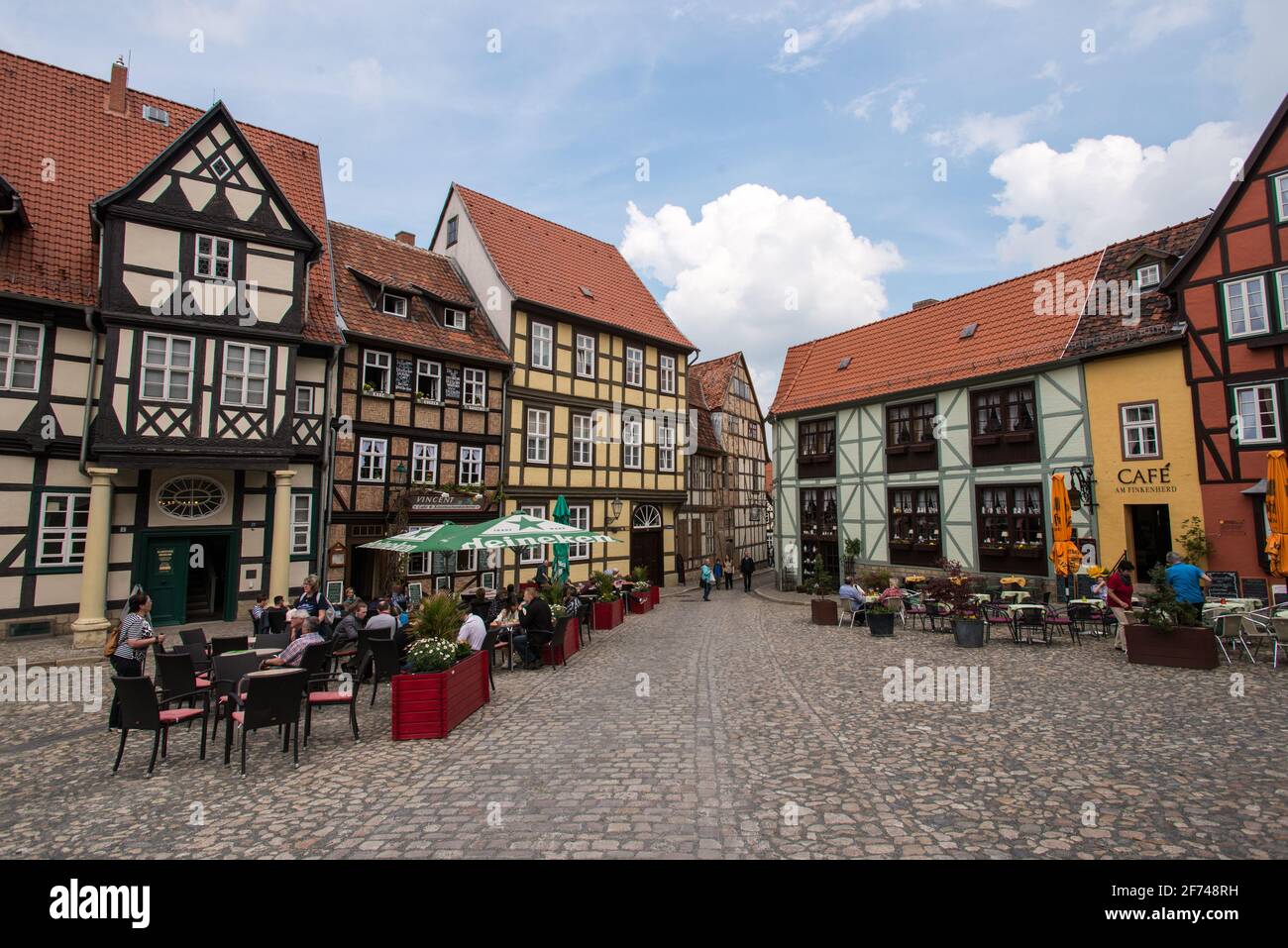 Historische Fachwerkhäuser in der Nähe des Schlosshügels in Quedlinburg. Stockfoto