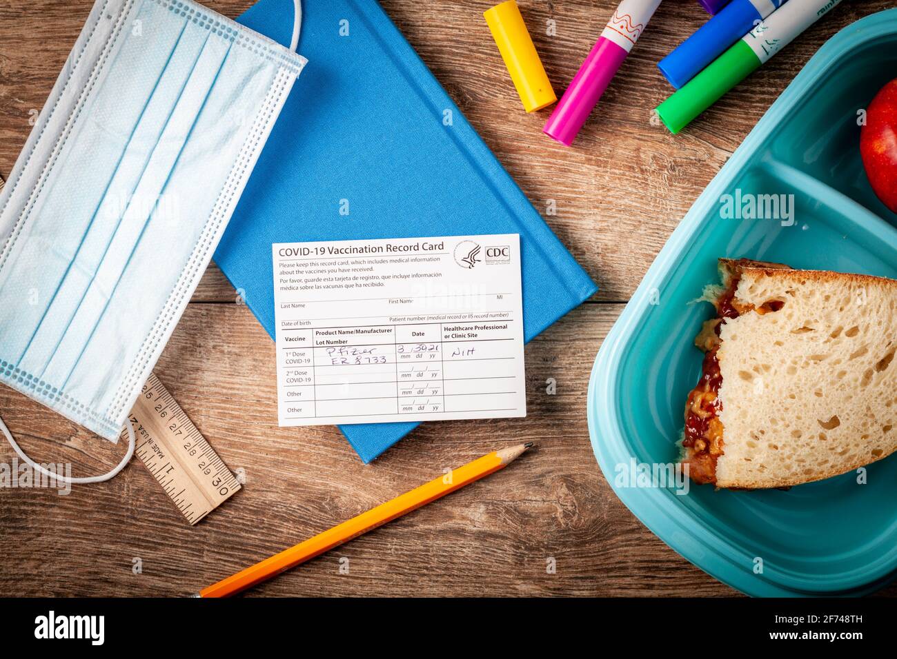 04-02-2021 Clarksburg, MD, USA: Es wird erwartet, dass Kinder vor Beginn des Schuljahres Impfstoffe erhalten. Konzeptbild mit einer Vaccina Stockfoto