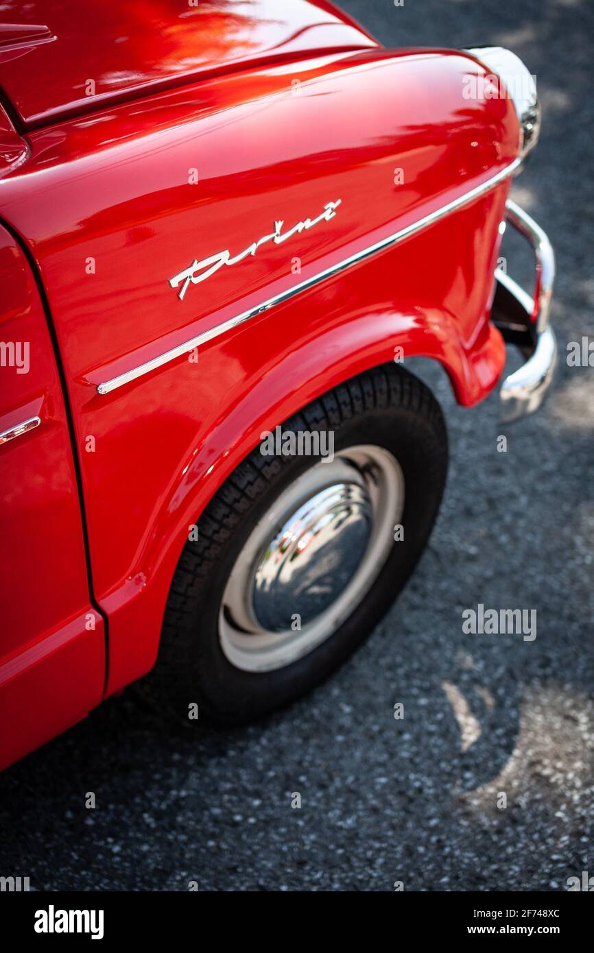 Vintage Red 1960 NSU Prinz 1960 geparkt vor einer Scheune in Québec, Kanada Stockfoto