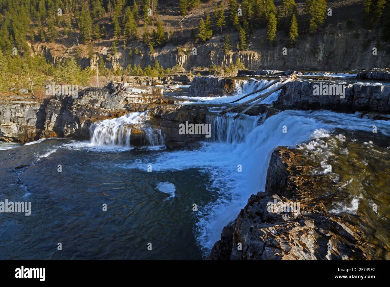 Kootenai Falls entlang des Kootenai River im Frühjahr. Lincoln County, nordwestlich von Montana. (Foto von Randy Beacham) Stockfoto