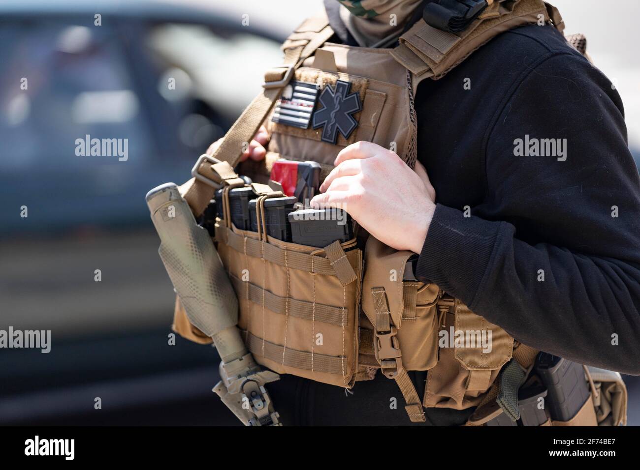 Ann Arbor, Michigan, USA. April 2021. Am 4. April 2021 stand etwa ein Dutzend selbst beschriebener Boogaloo Bois mit halbautomatischen Gewehren vor dem Rathaus und der Polizeibehörde von Ann Arbor. Sie hoffen, dass Omar Saad Shafie, das Thema einer 36-stündigen Pattsituation mit dem SWAT des Landkreises Washtenaw am 24. März, freigelassen wird, da sie behaupten, dass seine Rechte am zweiten Änderungsantrag verletzt wurden. Kredit: ZUMA Press, Inc./Alamy Live Nachrichten Stockfoto