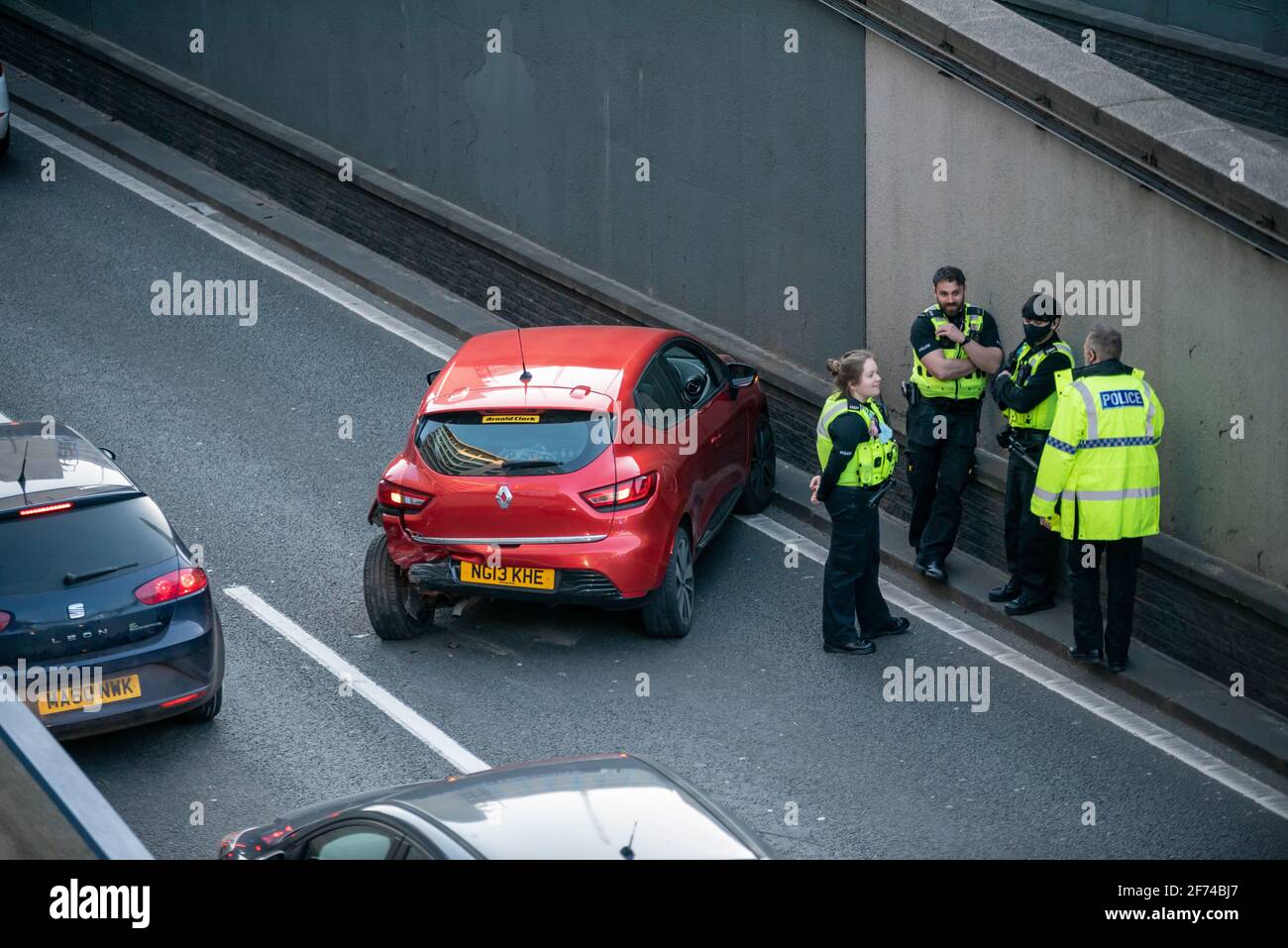 Die Polizei stand bei der Eröffnung eines Tunnels auf der Great Charles Street Queensway im Stadtzentrum von Birmingham, Großbritannien, an einem abgestürzten Auto Stockfoto