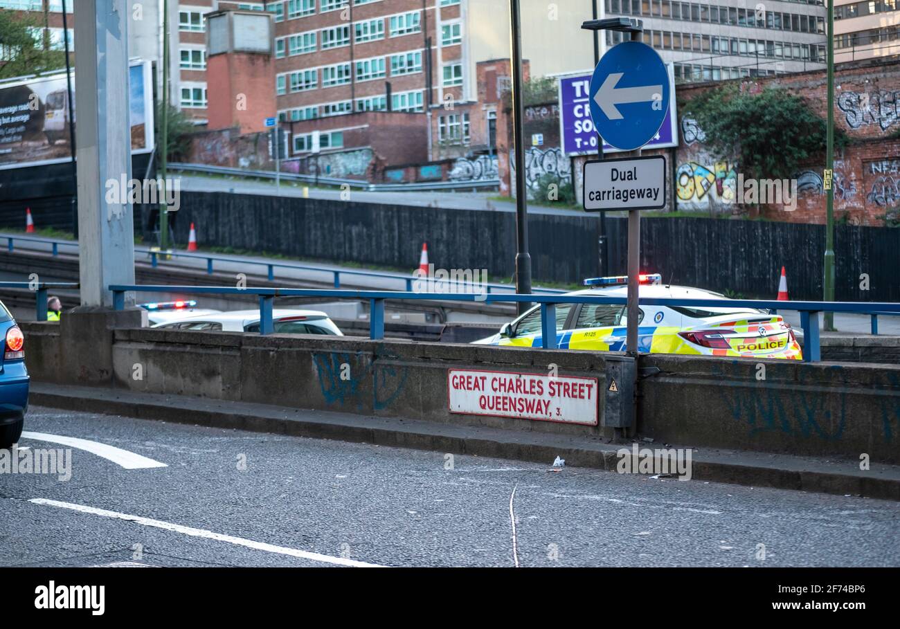 Großes Charles Street Queensway-Schild mit der Öffnung des Tunnels hinter einem Betontrenner, zwei Polizeiautos nehmen an einem Unfall Teil. Stockfoto