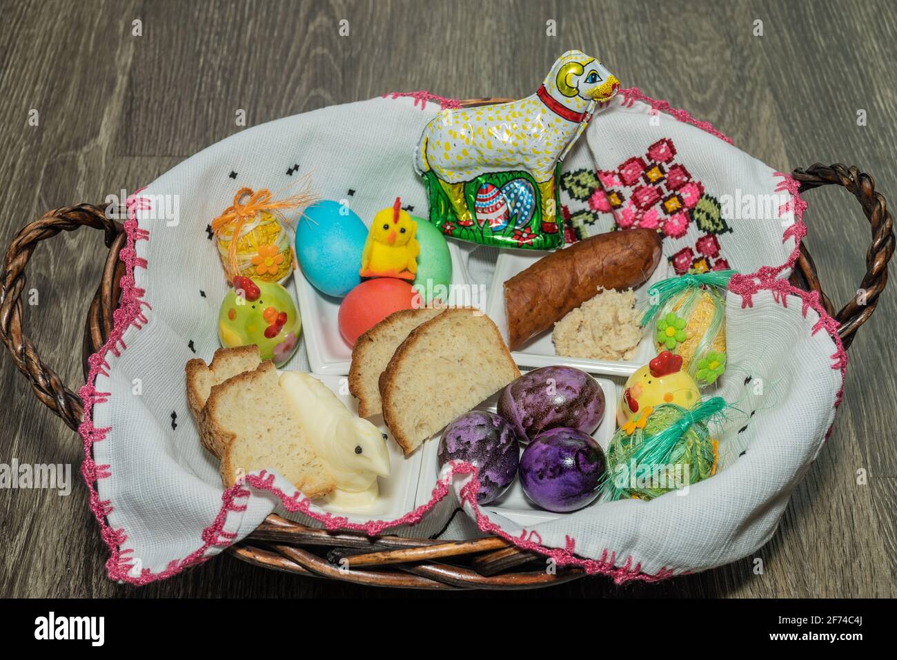 Der Segen der Osterkörbe ist eine der beständigsten und beliebtesten polnischen Traditionen am Karsamstag zu Ostern. Stockfoto
