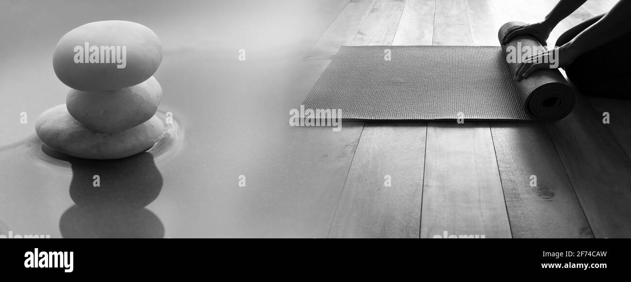 Frau mit Yogamatte und weißem Felsen auf ruhigem Wasser Im Zen-Stil Wellness Gesundheit Banner Hintergrund Stockfoto