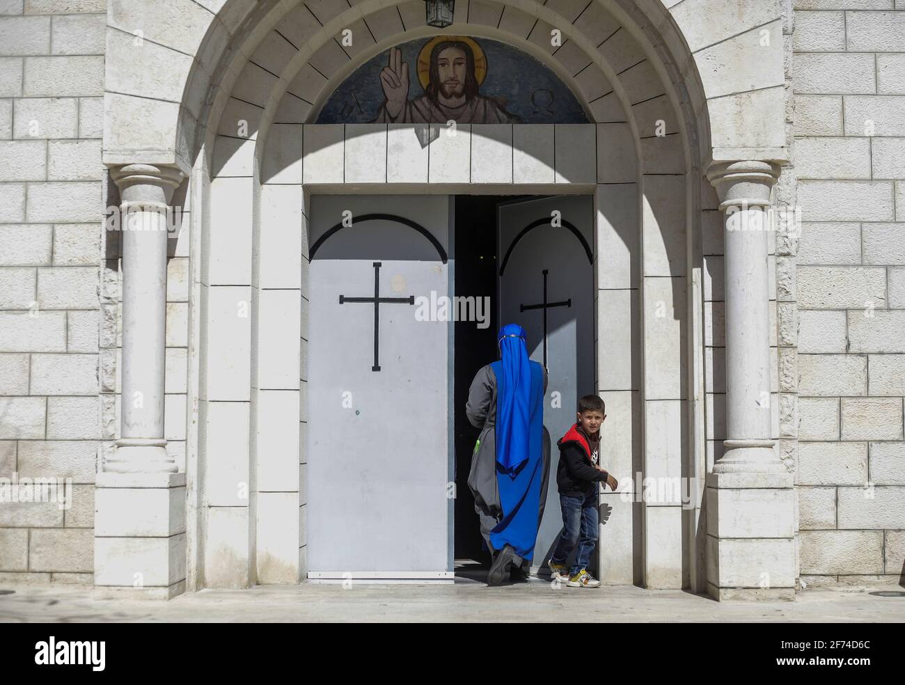 Die Missionsschwestern von Mutter Teresa, die während der Ostermesse in der römisch-katholischen Kirche der Heiligen Familie gesehen werden.die Ostervigil, auch als Ostervigil oder große Ostervigil bezeichnet, ist eine Liturgie, die in traditionellen christlichen Kirchen als erste offizielle Feier der Auferstehung Jesu abgehalten wird. Historisch gesehen werden während dieser Liturgie Menschen getauft und Erwachsene Katechumenen in voller Gemeinschaft mit der Kirche aufgenommen. Es wird in den Stunden der Dunkelheit zwischen Sonnenuntergang am Karsamstag und Sonnenaufgang am Ostertag am häufigsten am Abend des Karsamstags oder Mitternacht und statt Stockfoto