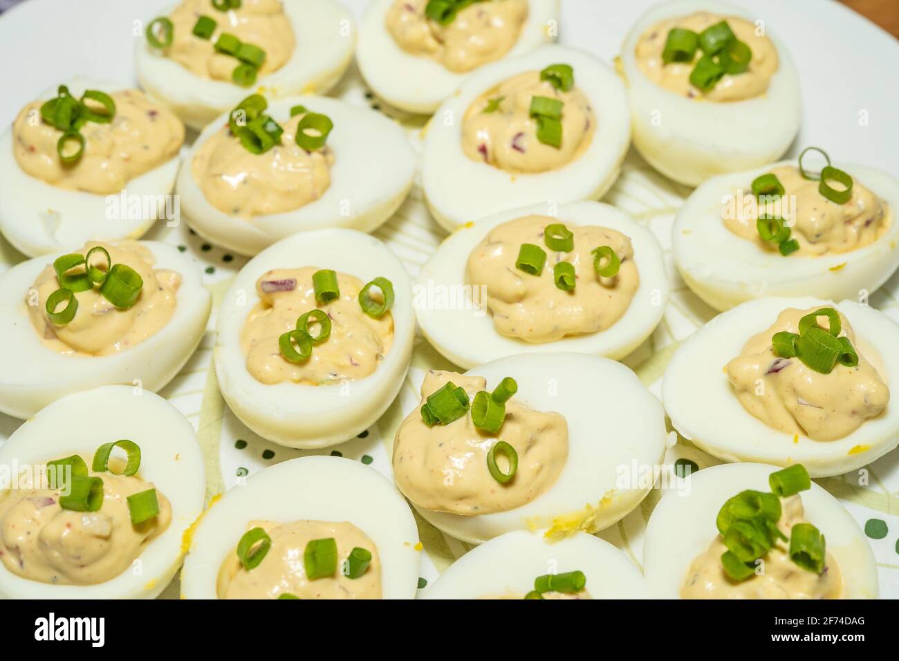 Deviled Eggs sind hart gekochte Eier, die geschält, in zwei Hälften geschnitten und mit einer Paste gefüllt wurden, die aus den Eigelb-Eiern, die mit anderen Zutaten gemischt wurden, hergestellt wurde Stockfoto