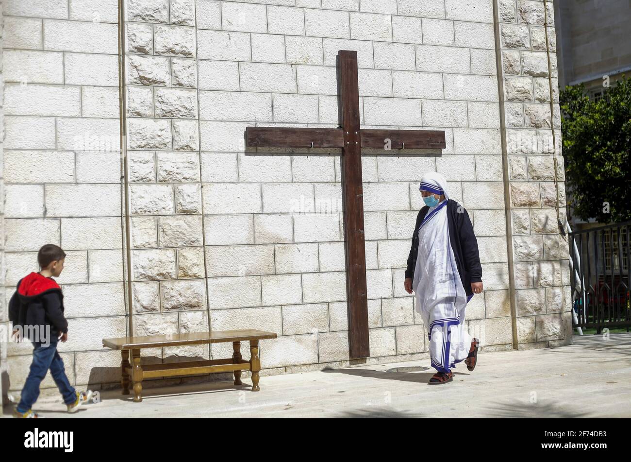 Die Missionsschwestern von Mutter Teresa, die während der Ostermesse in der römisch-katholischen Kirche der Heiligen Familie gesehen werden.die Ostervigil, auch als Ostervigil oder große Ostervigil bezeichnet, ist eine Liturgie, die in traditionellen christlichen Kirchen als erste offizielle Feier der Auferstehung Jesu abgehalten wird. Historisch gesehen werden während dieser Liturgie Menschen getauft und Erwachsene Katechumenen in voller Gemeinschaft mit der Kirche aufgenommen. Es wird in den Stunden der Dunkelheit zwischen Sonnenuntergang am Karsamstag und Sonnenaufgang am Ostertag am häufigsten am Abend des Karsamstags oder Mitternacht und statt Stockfoto