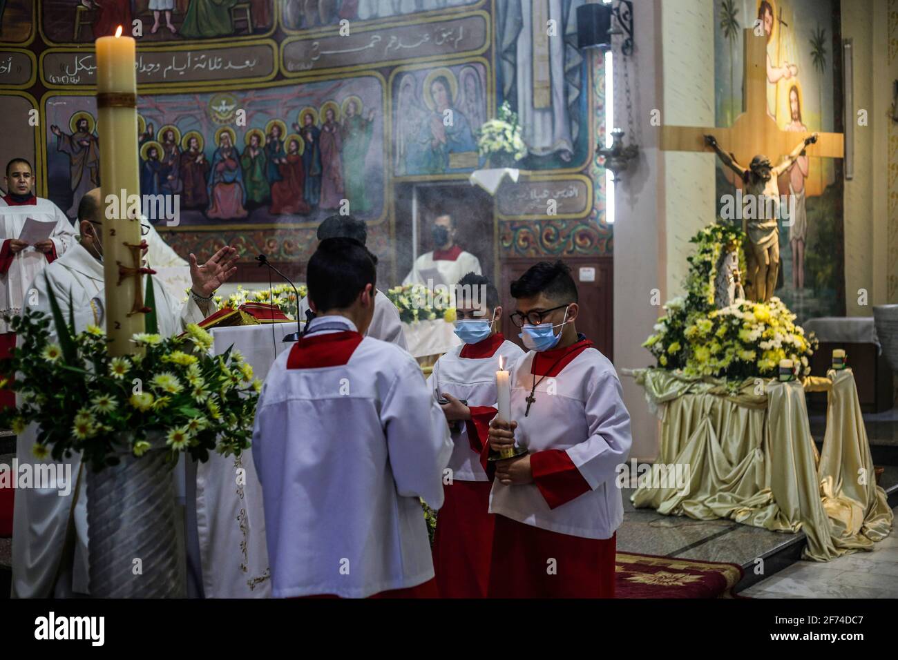 Die palästinensischen Altarjungen werden während der Ostermesse in der römisch-katholischen Kirche der Heiligen Familie gesehen.die Osternacht, auch Osternacht oder große Osternacht genannt, ist eine Liturgie, die in traditionellen christlichen Kirchen als erste offizielle Feier der Auferstehung Jesu abgehalten wird. Historisch gesehen werden während dieser Liturgie Menschen getauft und Erwachsene Katechumenen in voller Gemeinschaft mit der Kirche aufgenommen. Es wird in den Stunden der Dunkelheit zwischen Sonnenuntergang am Karsamstag und Sonnenaufgang am Ostertag am häufigsten am Abend des Karsamstags oder Mitternacht statt und ist das Fi Stockfoto