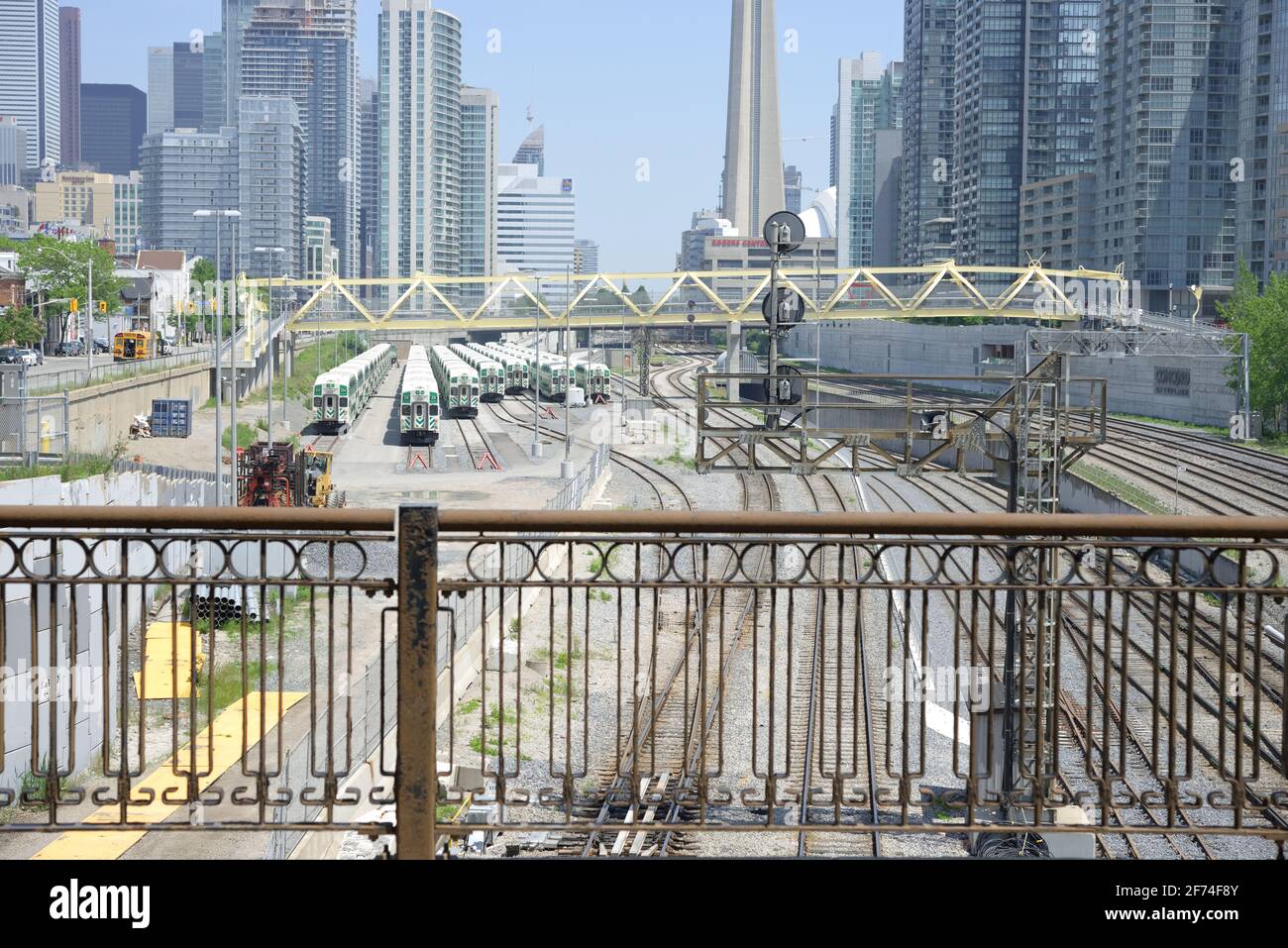 Gesamtansicht von einer Überbrückungsbrücke, zeigt Eisenbahnlinien von Güterzügen und Pendlerpassagierzügen - Downtown Toronto (Blick Richtung Osten) Stockfoto