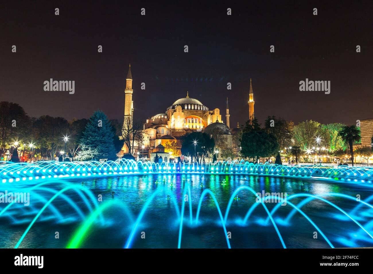 Ayasofya Museum (Hagia Sophia) im Sultan Ahmet Park in Istanbul, Türkei in einer schönen Sommernacht Stockfoto