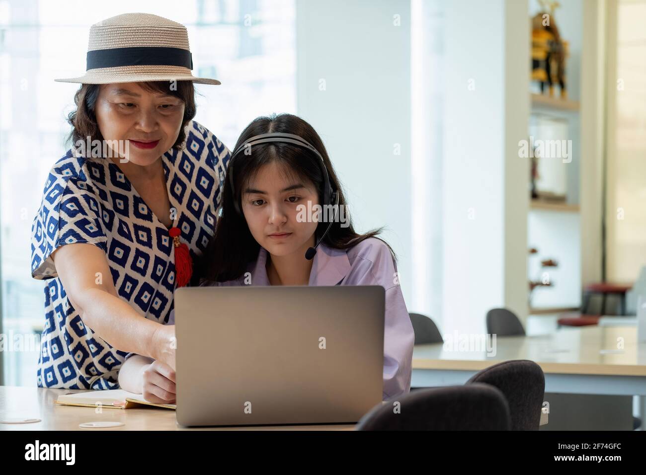 Asiatische Mutter mit Computer-Notebook Lehre Tochter zu lernen oder online zu Hause zu studieren, Homeschooling Online-Konzept. Stockfoto