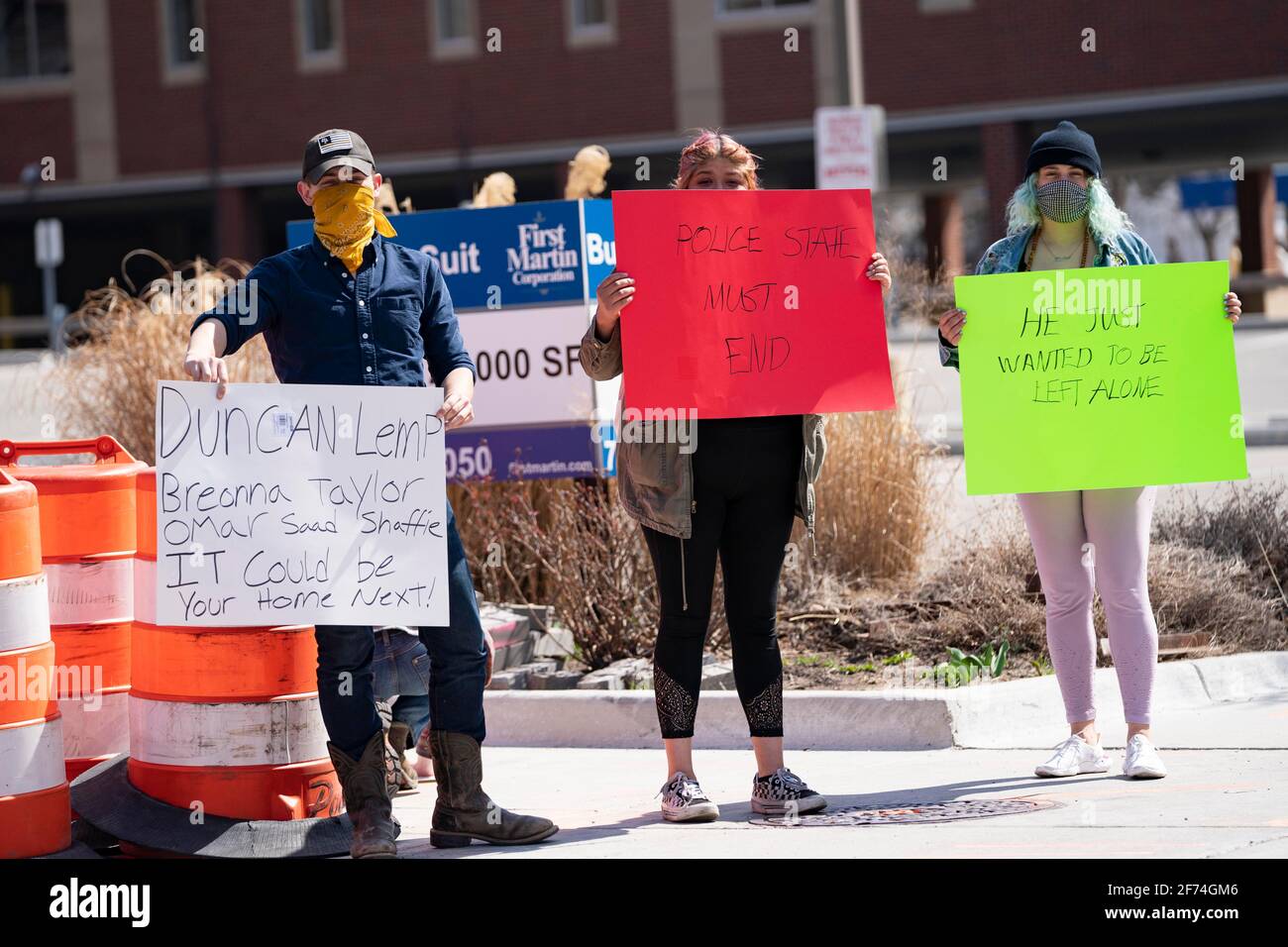 Demonstranten stehen am 4. April 2021 vor dem Rathaus und der Polizeibehörde von Ann Arbor. Sie hoffen, dass Omar Saad Shafie, das Thema einer 36-stündigen Pattsituation mit dem SWAT des Landkreises Washtenaw am 24. März, freigelassen wird, da sie behaupten, dass seine Rechte am zweiten Änderungsantrag verletzt wurden. Shafie steht fünf Strafanzeige gegenüber, nachdem seine Eltern ihn bei der Polizei angerufen hatten und behaupteten, er habe sie angegriffen, sei schwer bewaffnet und litt unter einer psychischen Krise, so eine Pressemitteilung der WSCO. Der Protest fand außerhalb der Ann Arbor Polizeibehörde statt, obwohl Shafie von den Sheriffs des Landkreises Washtenaw verhaftet wurde. (Ph Stockfoto