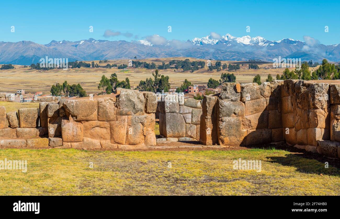 Inka-Mauern mit dem schneebedeckten Gipfel der Salkantay-Anden, Inka-Ruine Chinchero, heiliges Tal der Inka, Provinz Cusco, Peru. Stockfoto