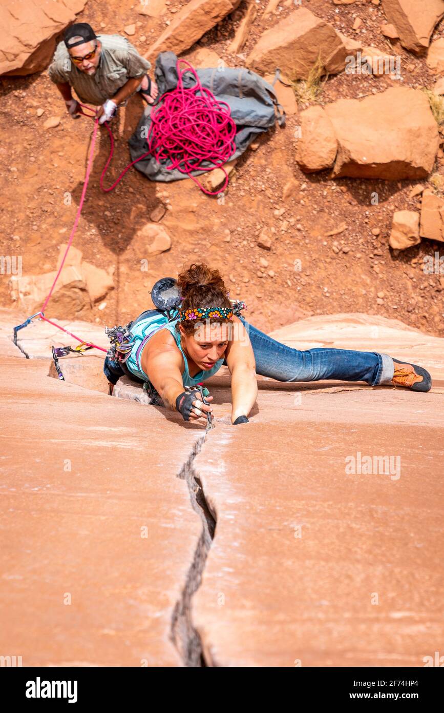 In Grand Junction, CO 4/26/20, macht sich die Klettererin auf den Weg zu einem Crack-System Stockfoto