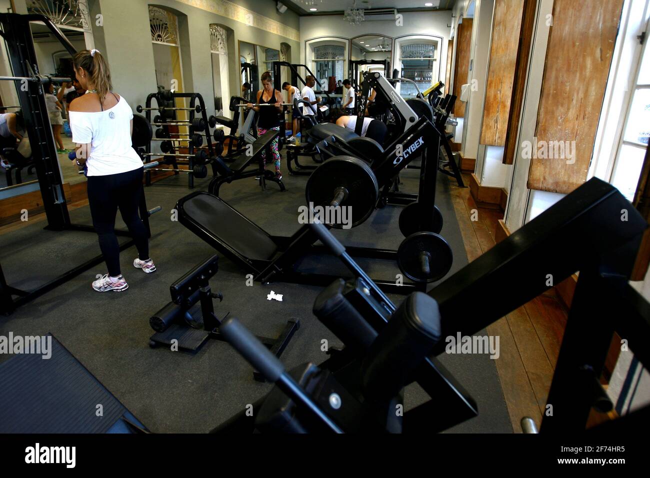 salvador, bahia / brasilien - 13. oktober 2014: In einem Fitnessstudio in der Nähe von Rio Vermelho in der Stadt Salva werden Menschen körperlich aktiv Stockfoto