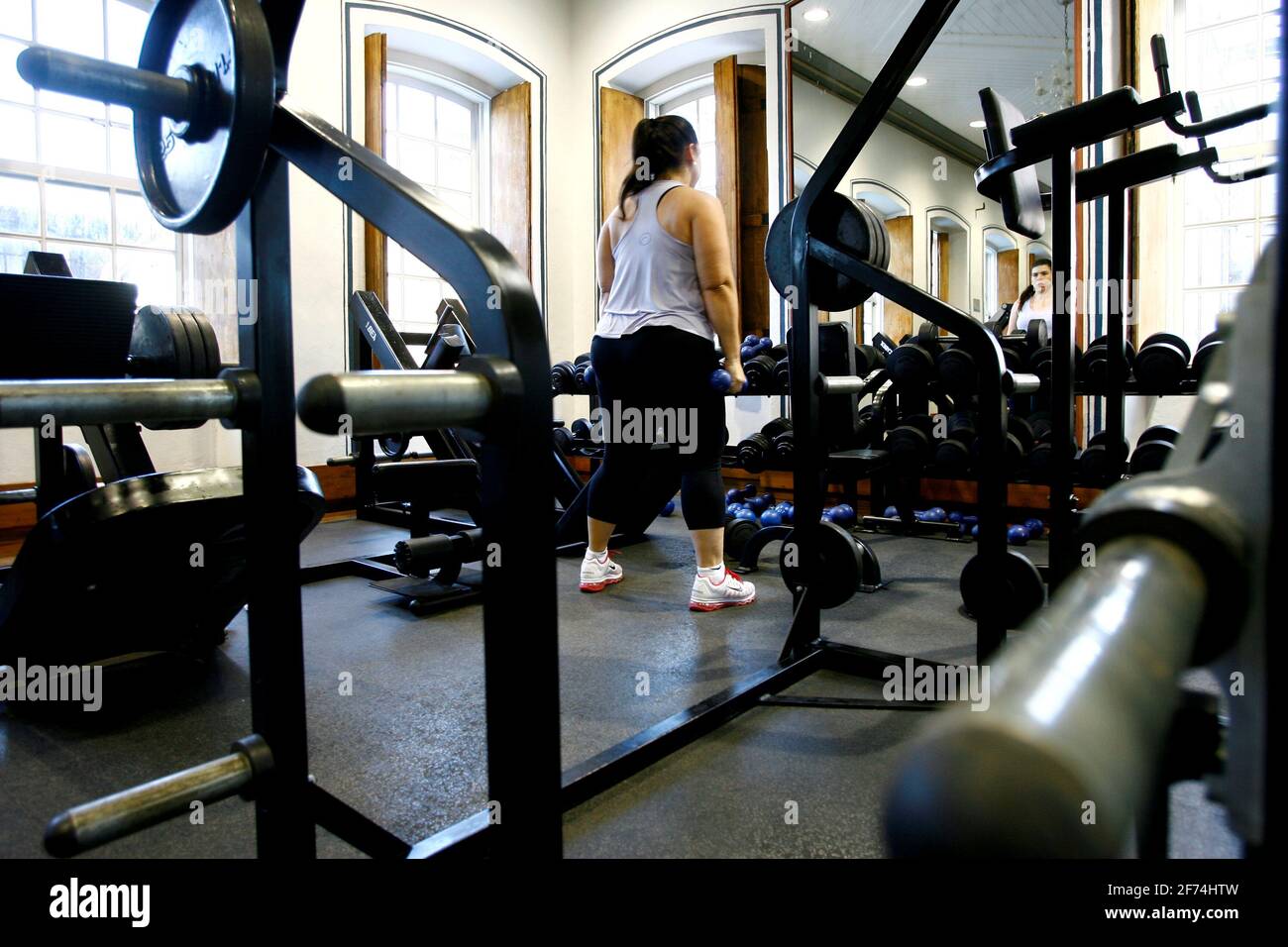 salvador, bahia / brasilien - 13. oktober 2014: In einem Fitnessstudio in der Nähe von Rio Vermelho in der Stadt Salva werden Menschen körperlich aktiv Stockfoto