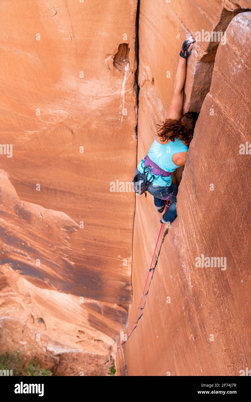 In Grand Junction, CO 4/26/20, macht sich die Klettererin auf den Weg zu einem Crack-System Stockfoto