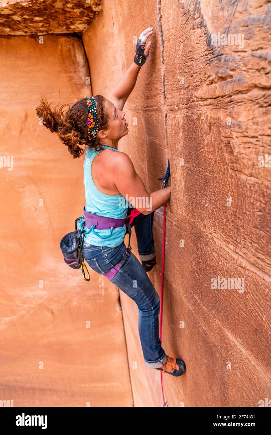 In Grand Junction, CO 4/26/20, macht sich die Klettererin auf den Weg zu einem Crack-System Stockfoto