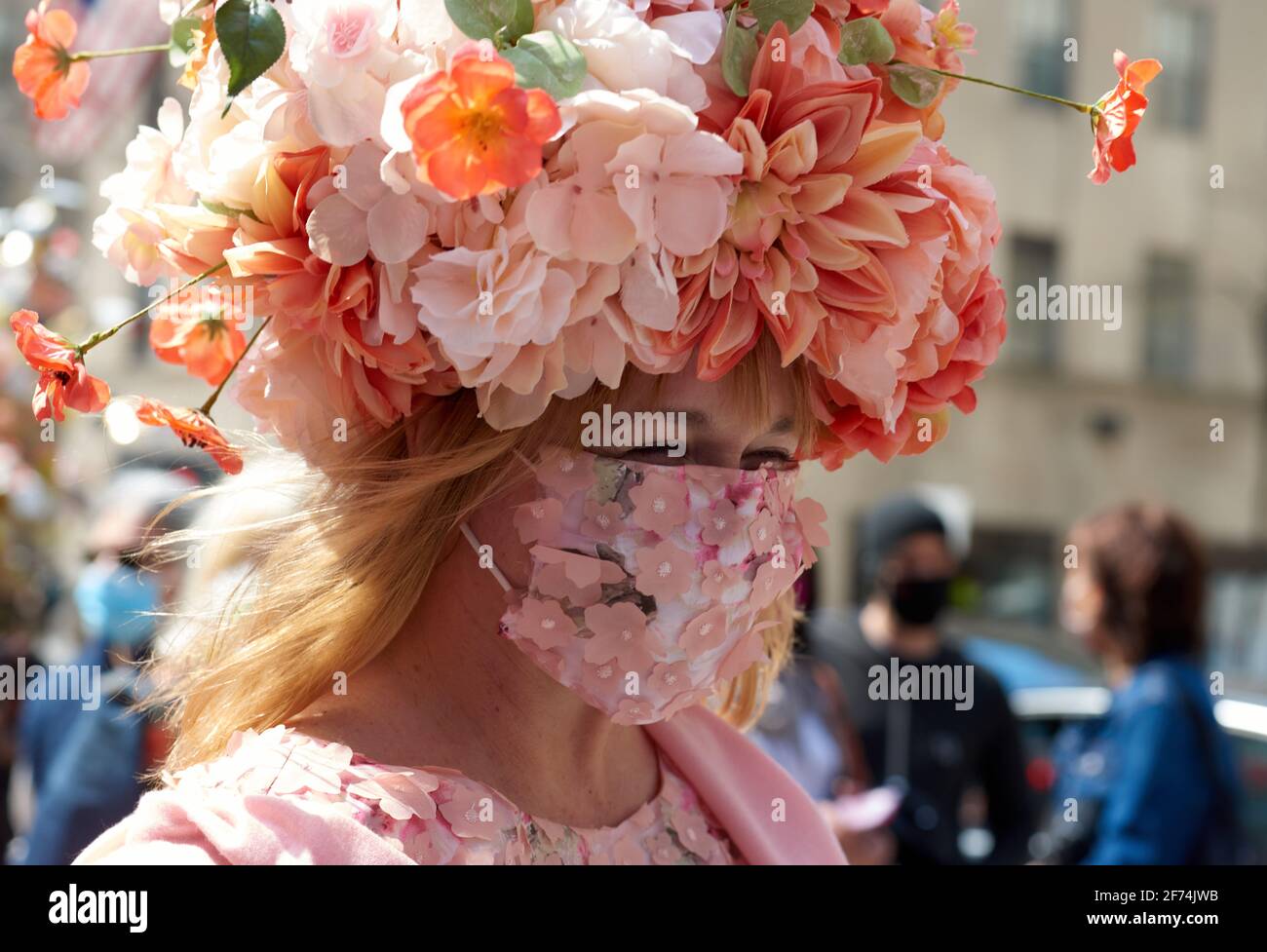 New York, New York, USA. April 2021. Die New Yorker feiern die jährliche Osterparade auf der ...