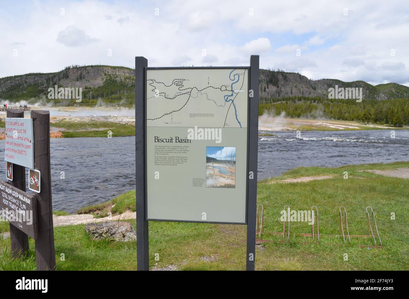 YELLOWSTONE NATIONAL PARK, WYOMING - 9. JUNI 2017: Biscuit Basin Loop in der Nähe des Firehole River im Upper Geyser Basin Stockfoto