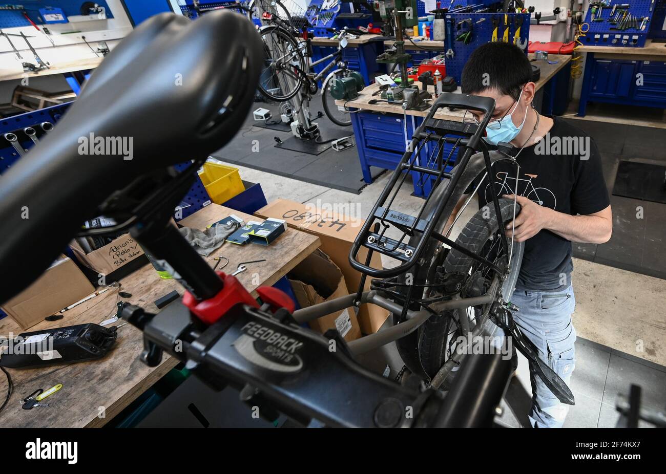 30. März 2021, Hessen, Frankfurt/Main: Nicolo Quagli, Mechaniker in der  Werkstatt des Frankfurter Fahrradshoppers per Pedale, stellt ein E-Bike in  Dienst. Die Corona-Pandemie hat auch in Hessen Fahrräder enorm gestärkt.  Wie im
