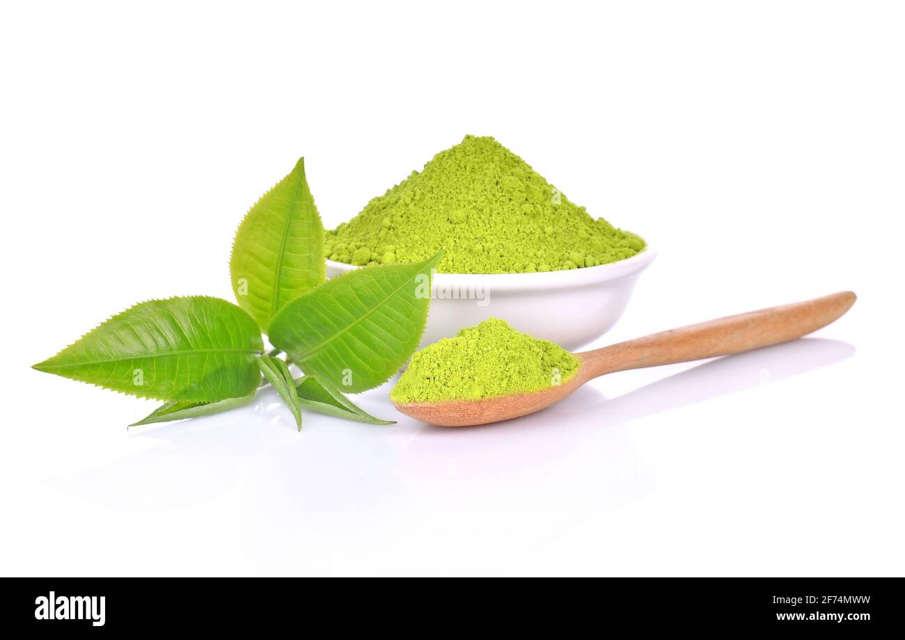 Pulver grüner Tee und grüner Tee Blatt auf weißem Hintergrund Stockfoto