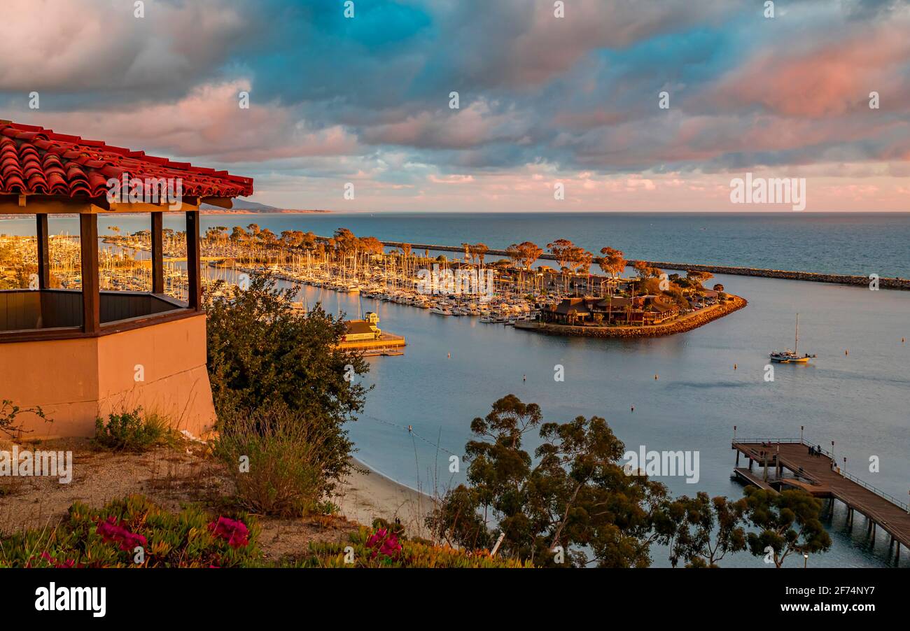 Sonnenuntergang über Luxusyachten und Booten im Hafen von Dana Point, Orange County in Südkalifornien Stockfoto