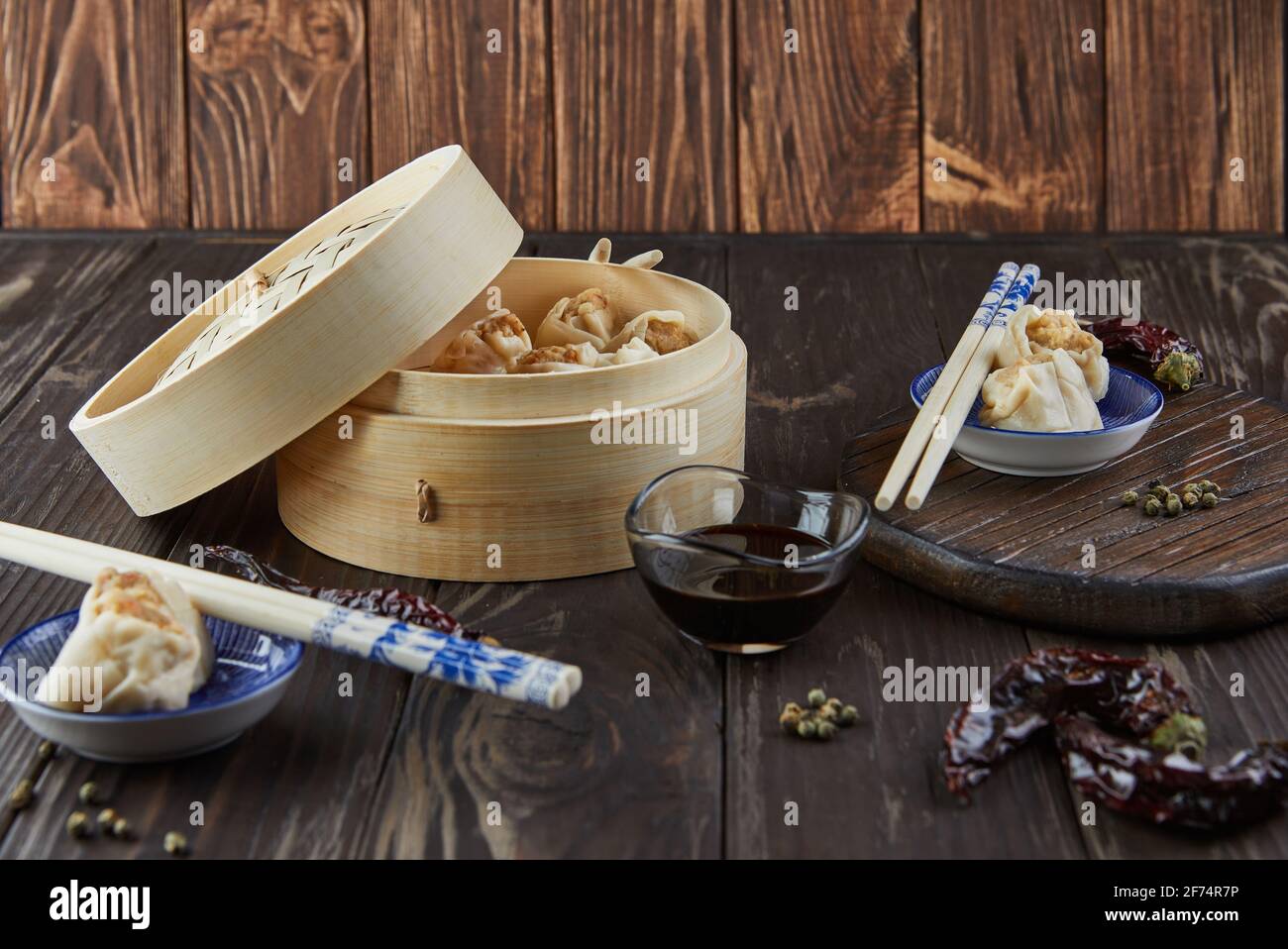 Shumai Shaomai Chinesisches Fleischkndel gednstetes Gericht in Bambus- Dampfgarer-Box. Name DIM Sum Stockfotografie - Alamy