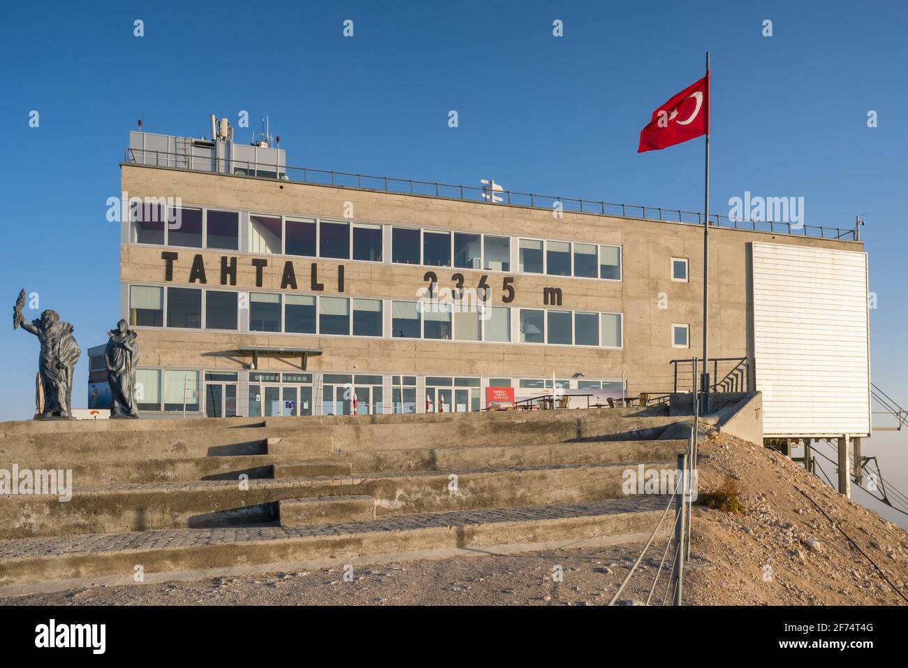 Seilbahnstation auf der Spitze des Tahtali Berges in Türkei Stockfoto