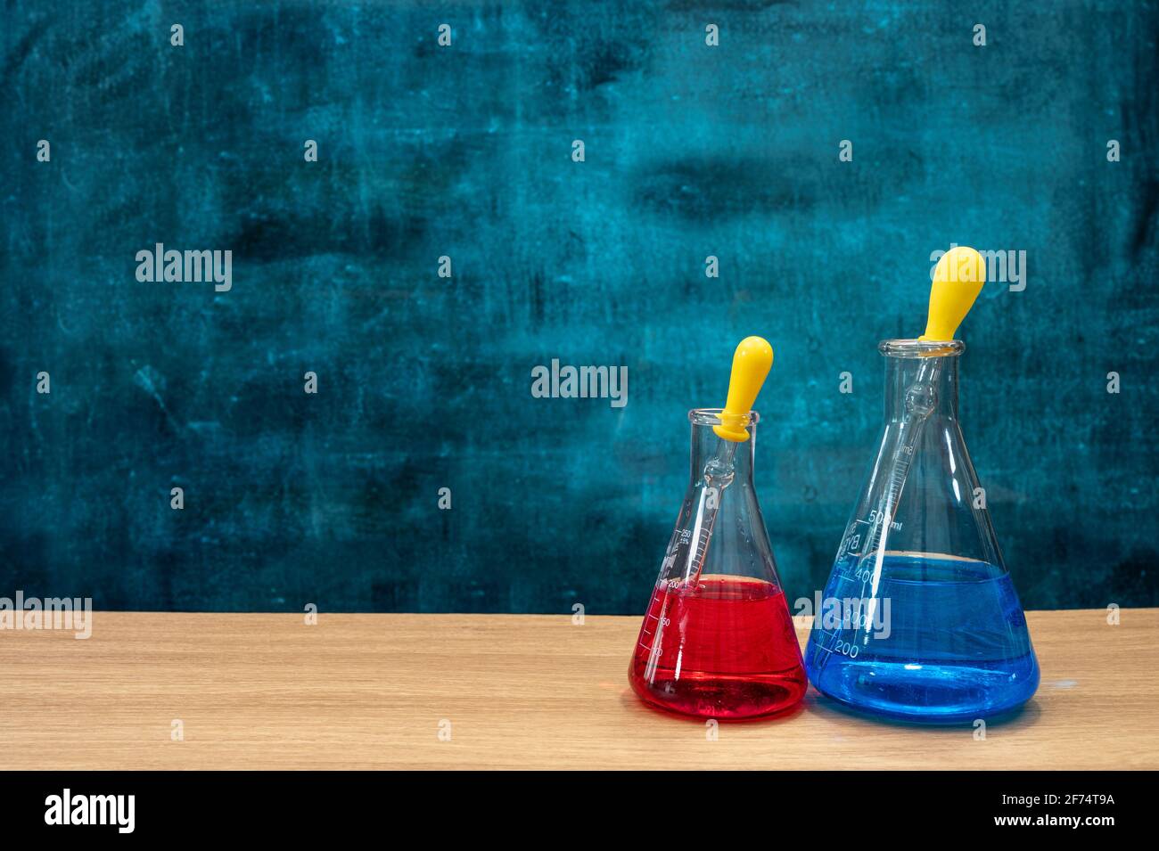 Werkzeuge für wissenschaftliche Experimente auf dem Schreibtisch. Leere Tafel. Bildungskonzept. Stockfoto