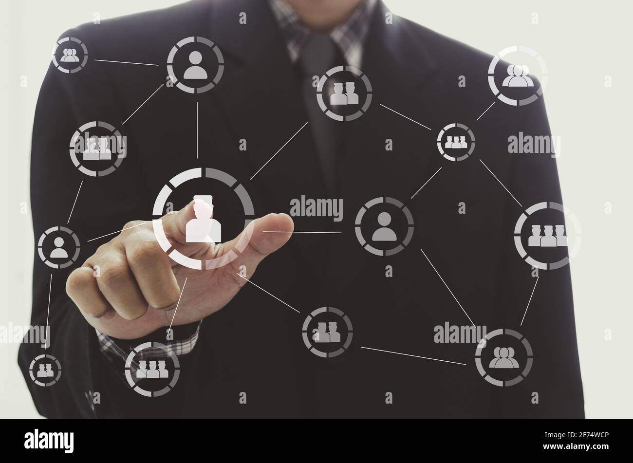 Geschäftsmann Hand zeigt Suchmaschine Social Network Struktur Verbindungen Stockfoto