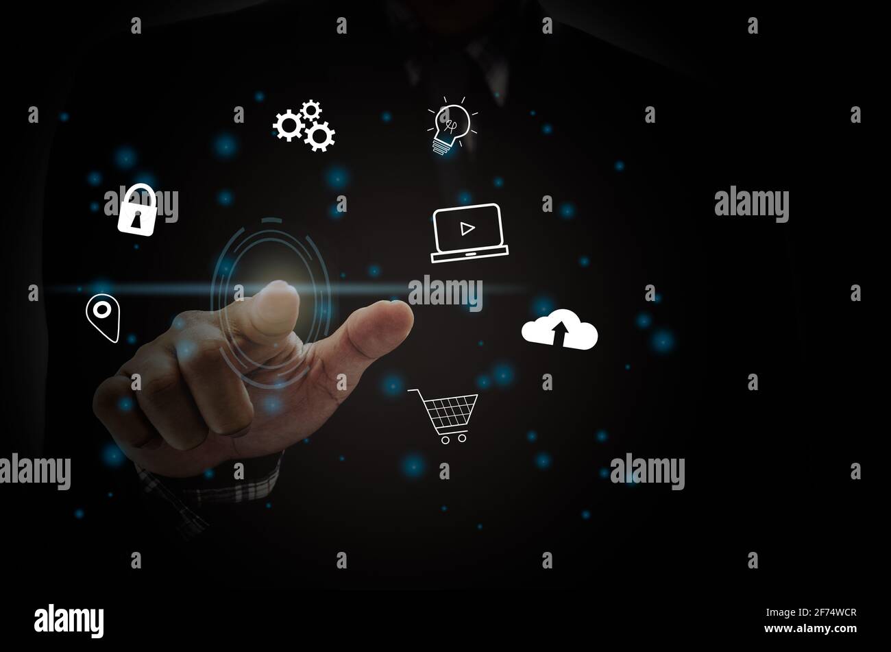 Geschäftsmann berühren digitale Geschäftsikone, Marketing und Shopping Social Online-Netzwerk-Verbindung auf moderne virtuelle Schnittstelle. Stockfoto