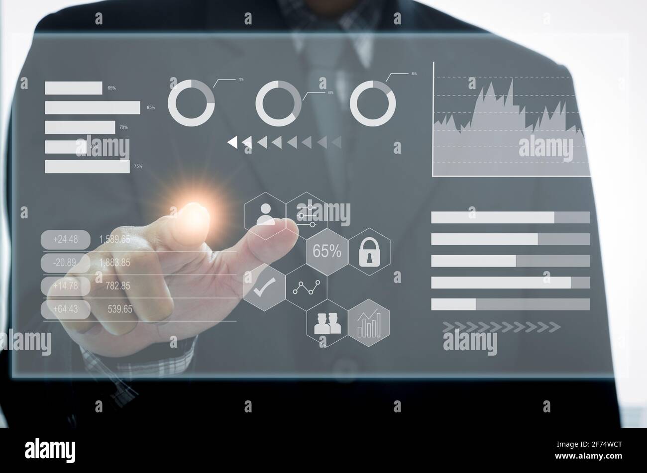 Geschäftsmann Touchscreen digitale Icon Grafik und Diagramm. Business auf virtuellen Bildschirm und Technologie-Konzept. Stockfoto